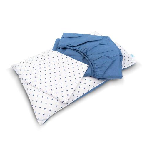 Set lenzuola per culla con motivo a pois blue smoke. Include lenzuola con angoli in tinta unita, lenzuolo sopra bianco a pois blue e una federa in coordinato, ideale per il comfort e la decorazione della culla del tuo bambino. Design elegante e delicato.